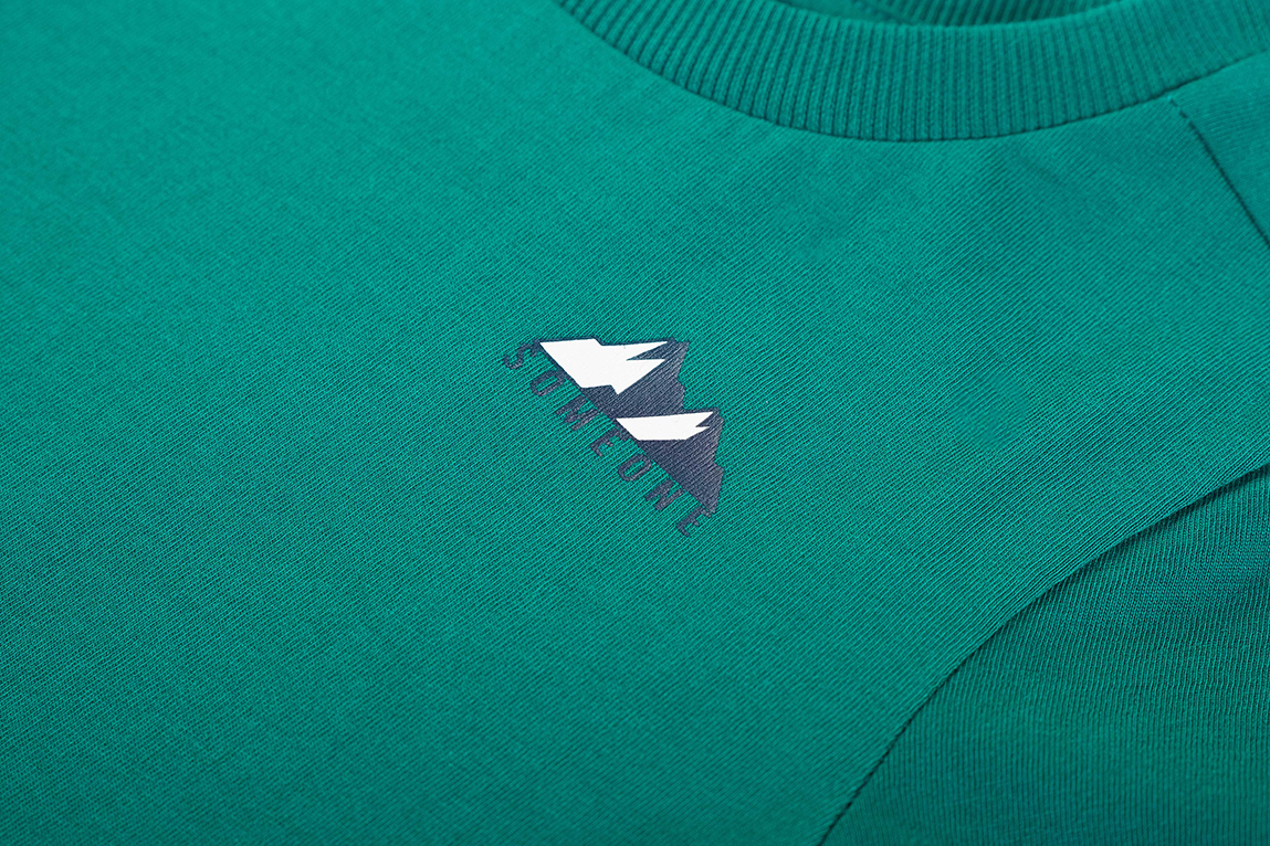 "Detailopname van groene sweater Someone ELLIOT – 100% katoen"