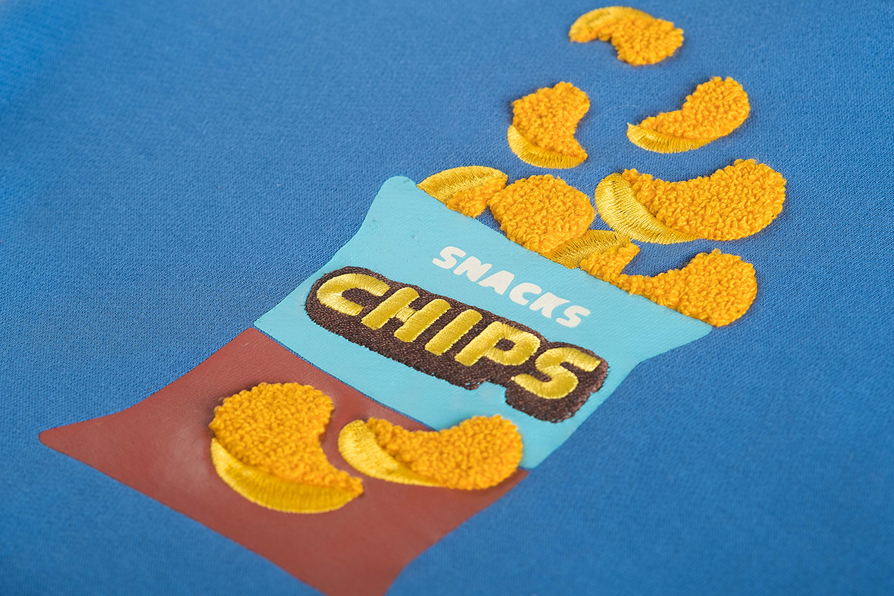 "Detail van blauwe Someone Sweater JACKSON - stof en afwerking"