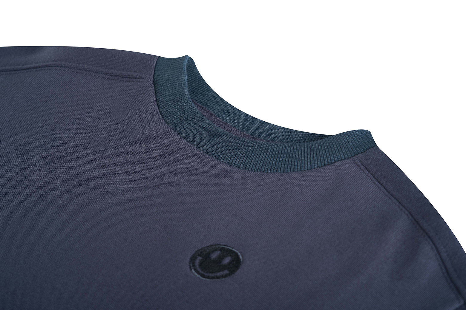 "Detail van antraciet Someone Sweater XEBO - stof en zoom"