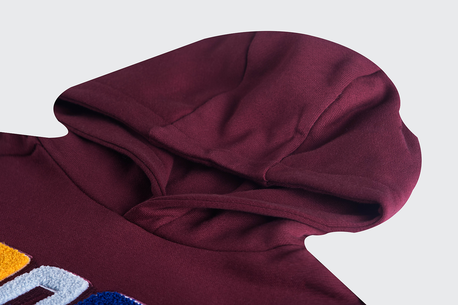 "Detail van de bordeaux Someone sweater - hals en stoftextuur"