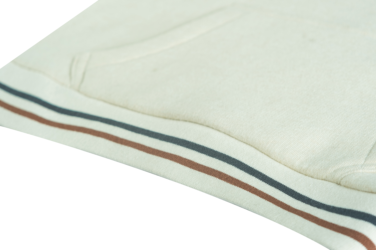 "Detail van Someone Sweater XEBO - mouw en stoftextuur"