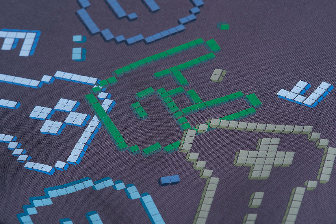 "Detail van GAMEOVER-print op Someone sweater – katoen/polyester"