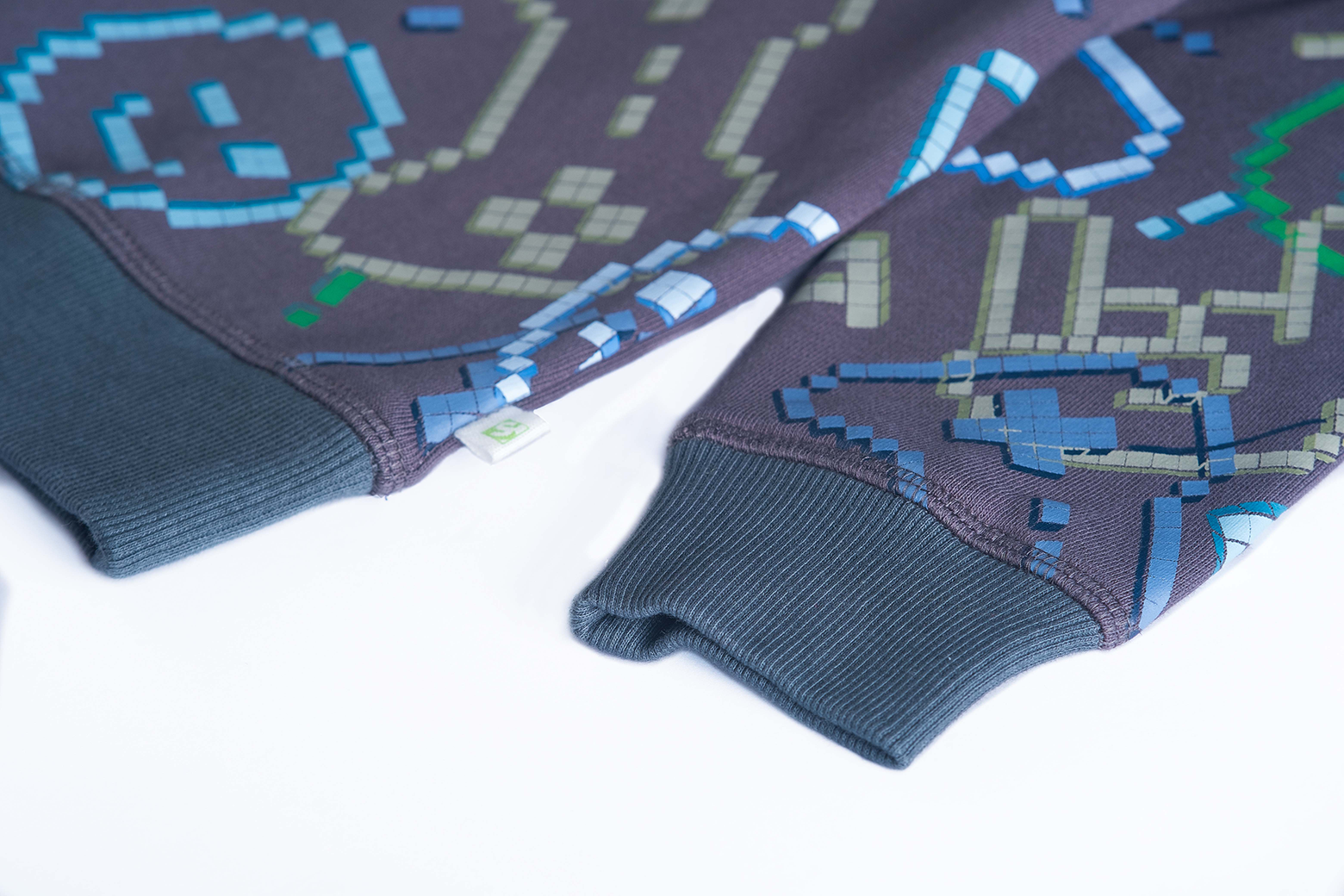 "Detail van GAMEOVER-print op Someone sweater – katoen/polyester"