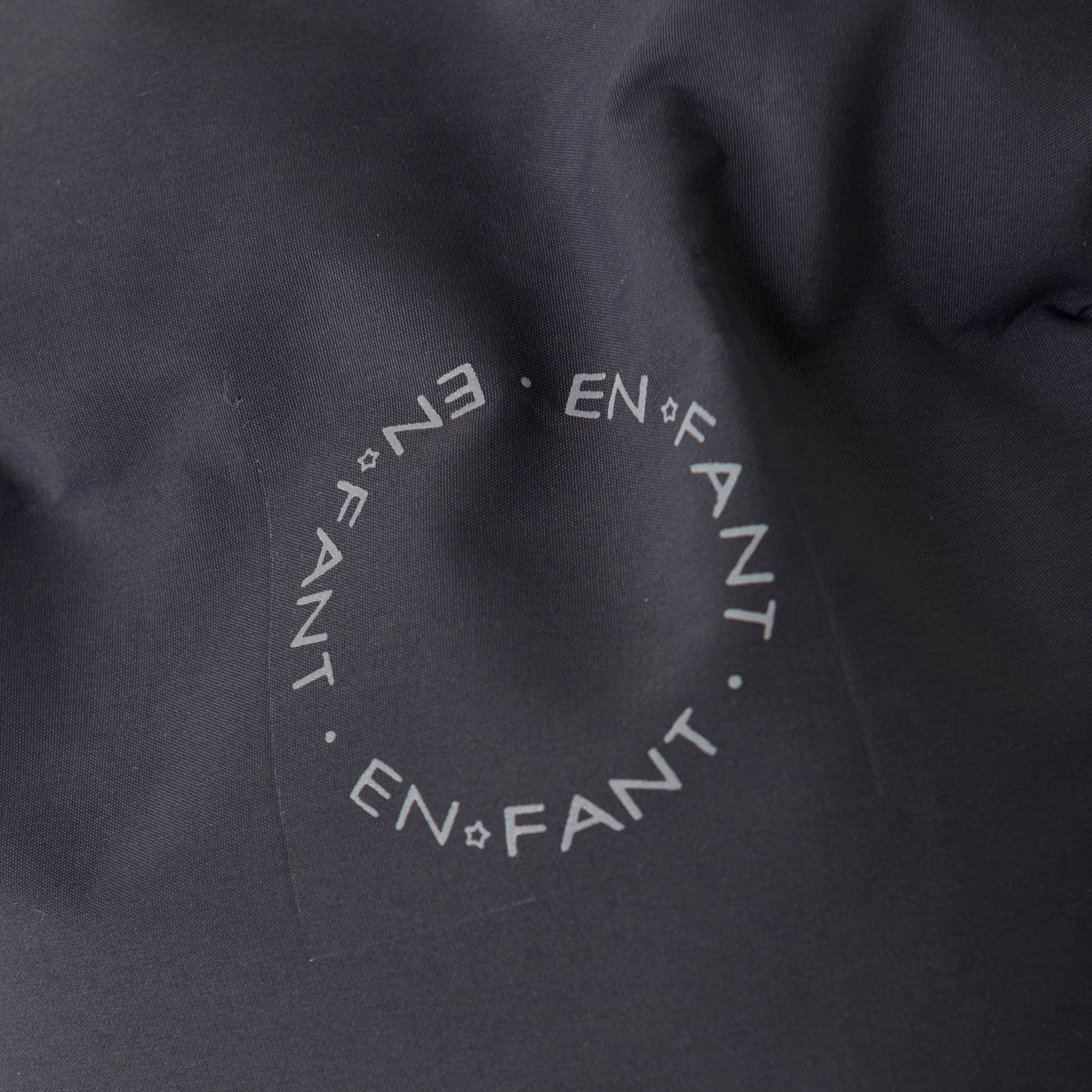 En Fant Jacket Quilt Solid Seamless Channels - Ebony Detailfoto