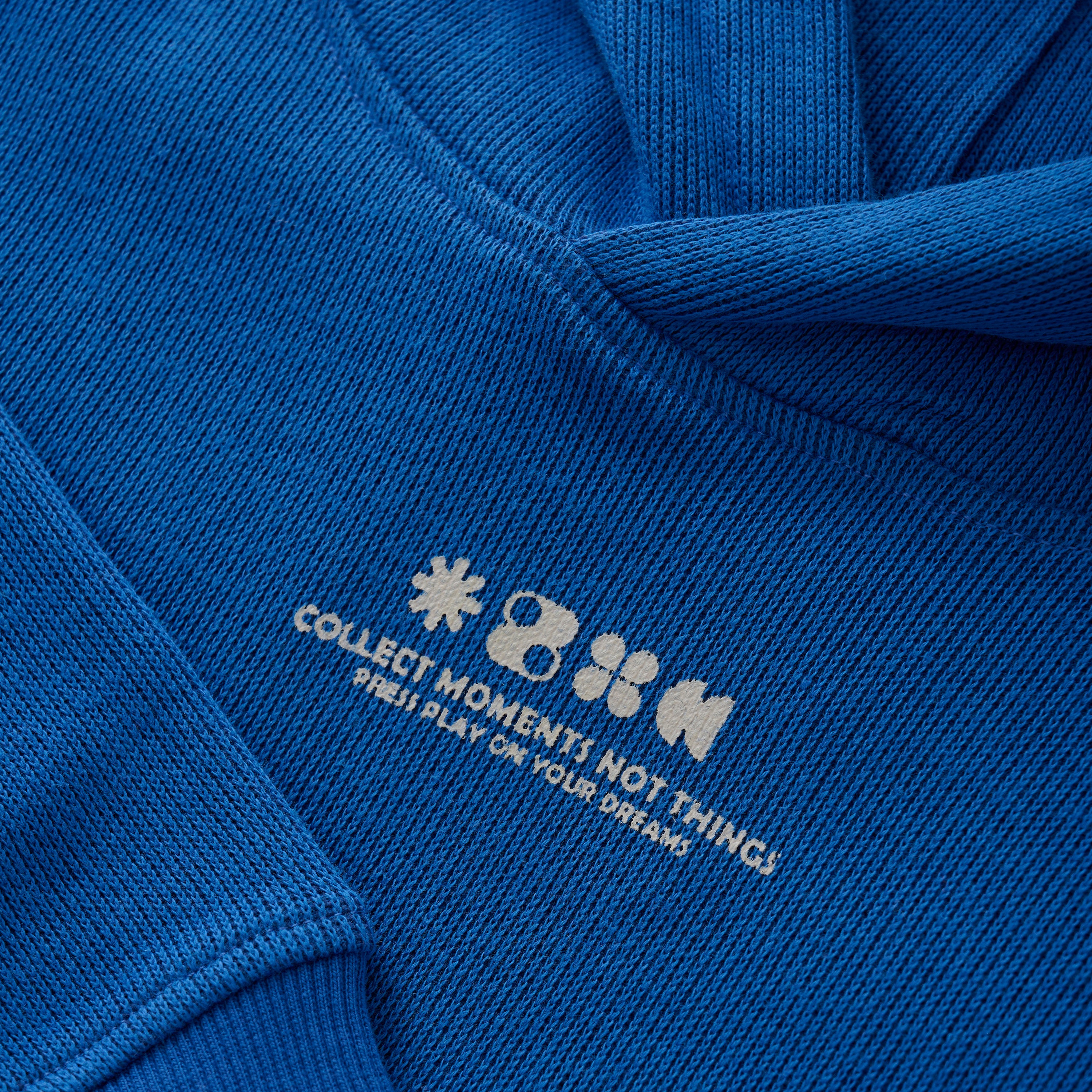 DAILY7 Hoodie Backprint - Dusty Kobalt detail