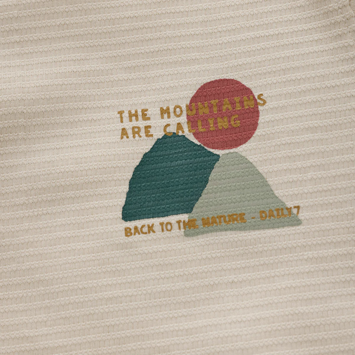 DAILY7 T-Shirt Longsleeve Chest Print - Sandshell Detailfoto