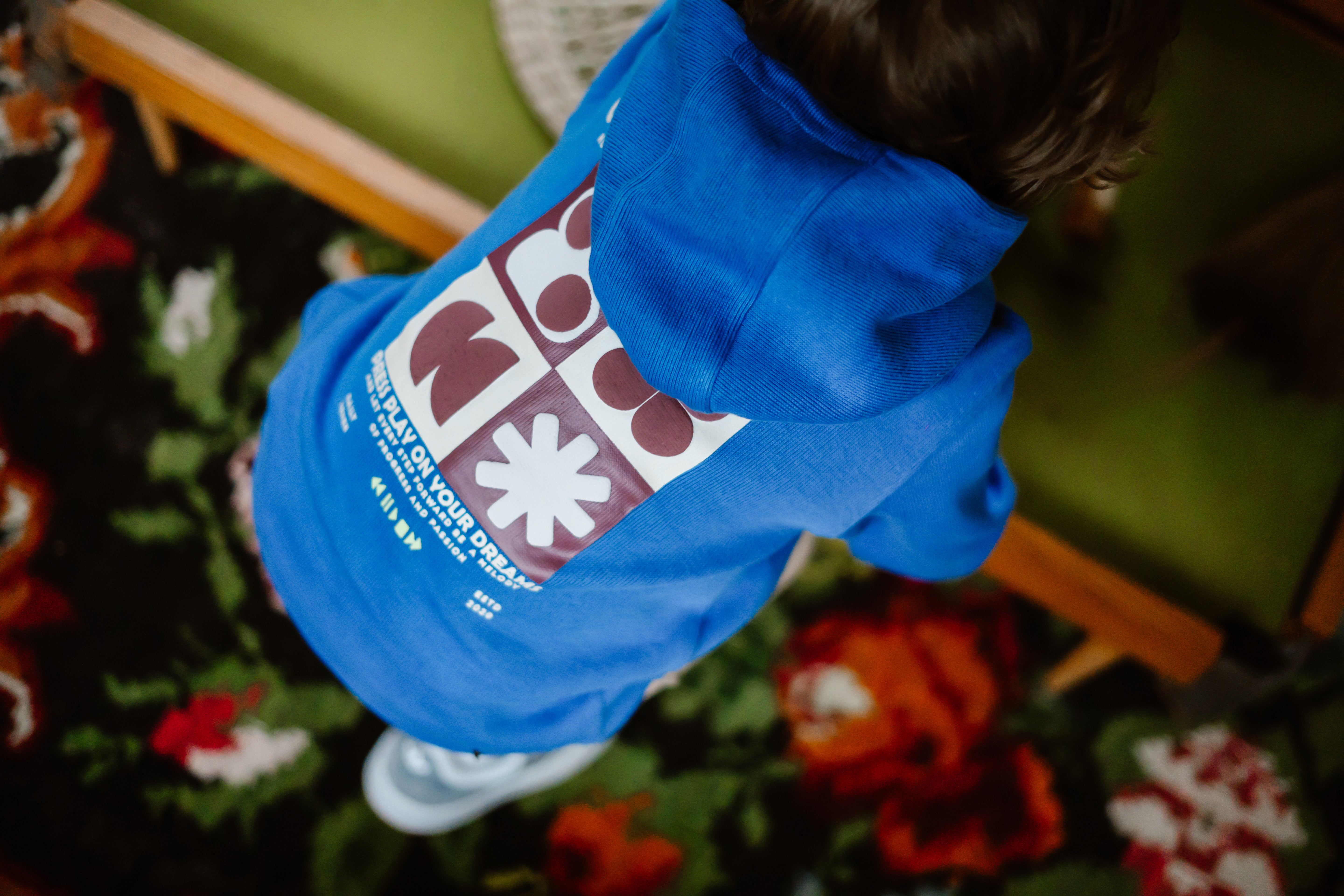 DAILY7 Hoodie Backprint - Dusty Kobalt print sfeer