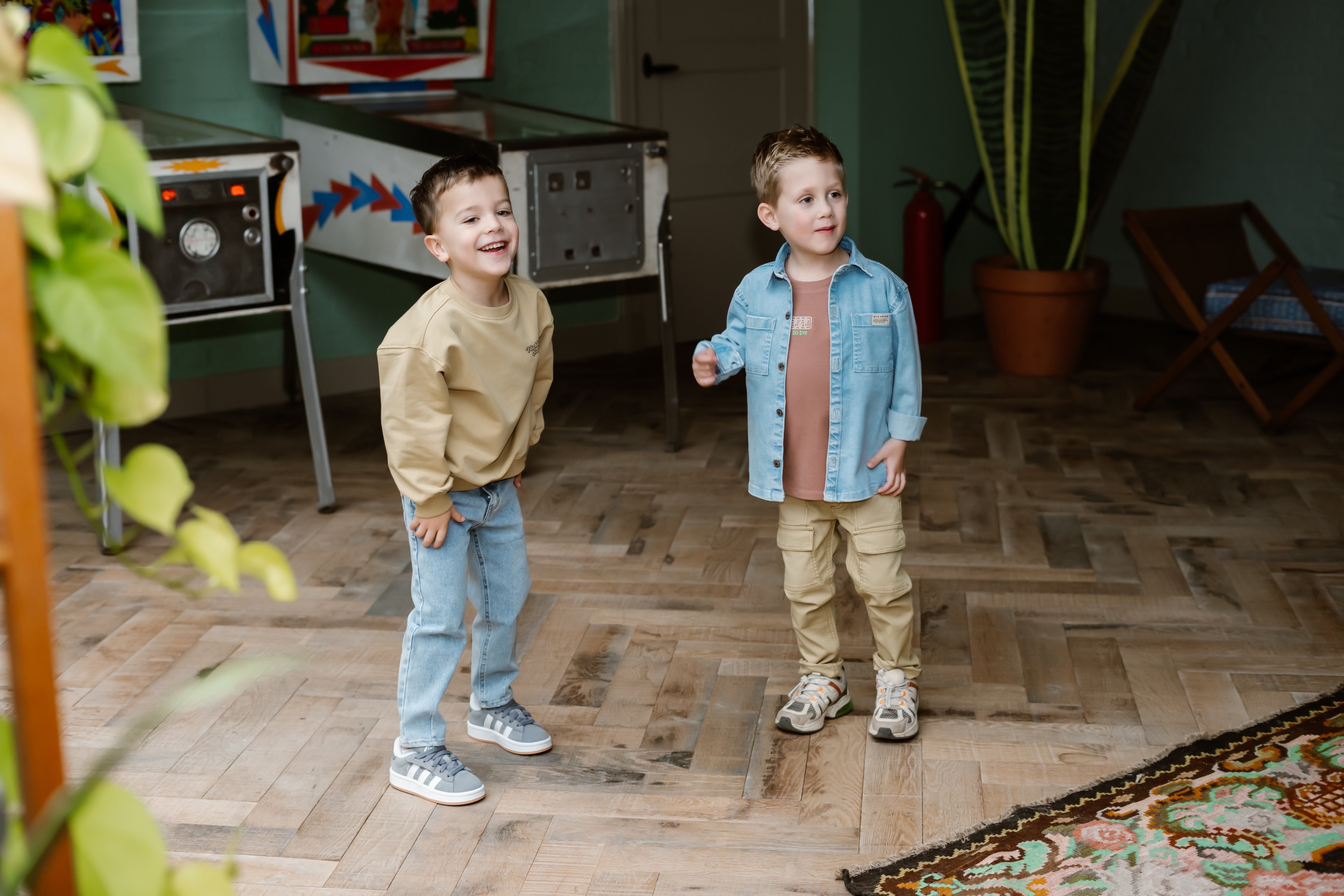 DAILY7 Oversized Sweater Music - Latte Sand fotoshoot