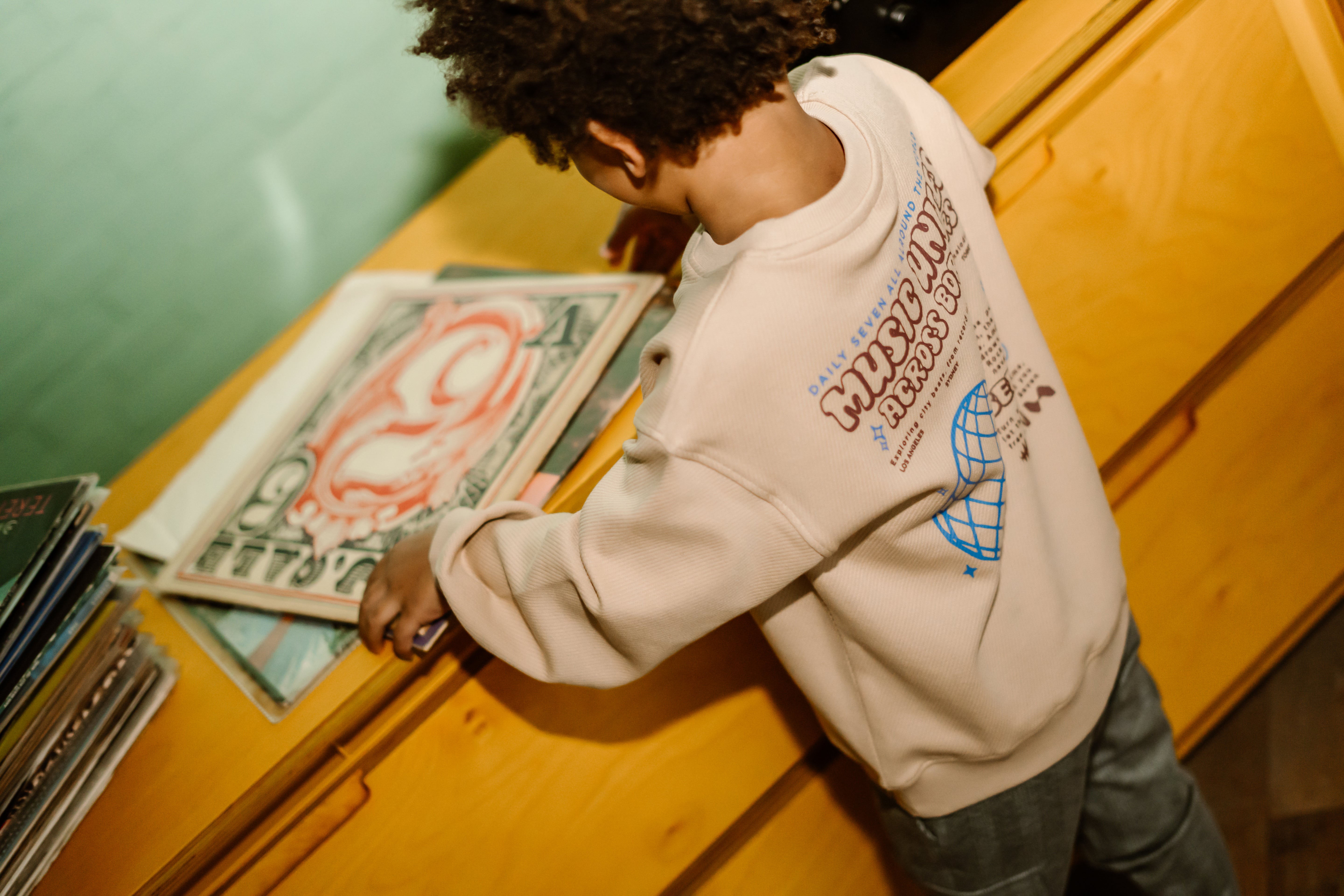 DAILY7 Oversized Sweater Music - Latte Sand campagne foto