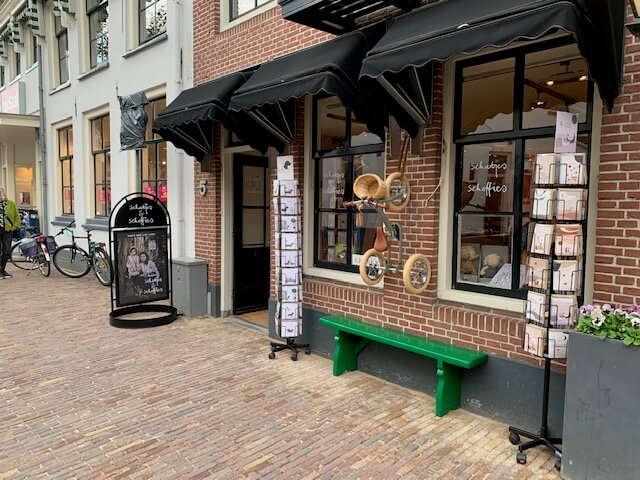Vooraanzicht van conceptstore Schatjes en Schoffies in Wijk bij Duurstede, een sfeervolle winkel met kleding, speelgoed en accessoires voor baby’s en kinderen.