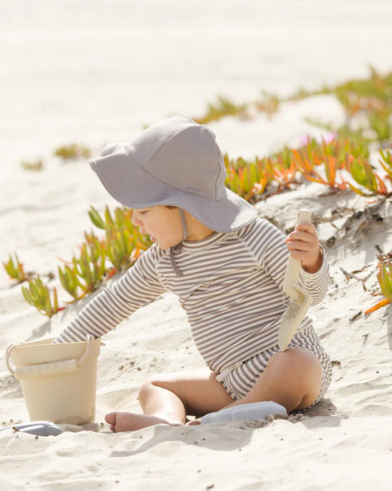 Quincy Mae Finn Rashguard + Short Lagoon Stripe sfeerfoto