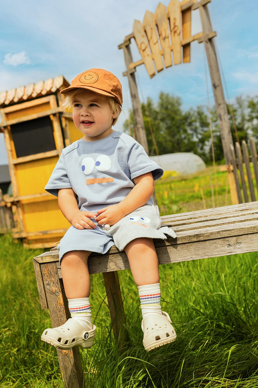 Jongen met een Sproet & Sprout Terry Bermuda Shorts Colourblock aan