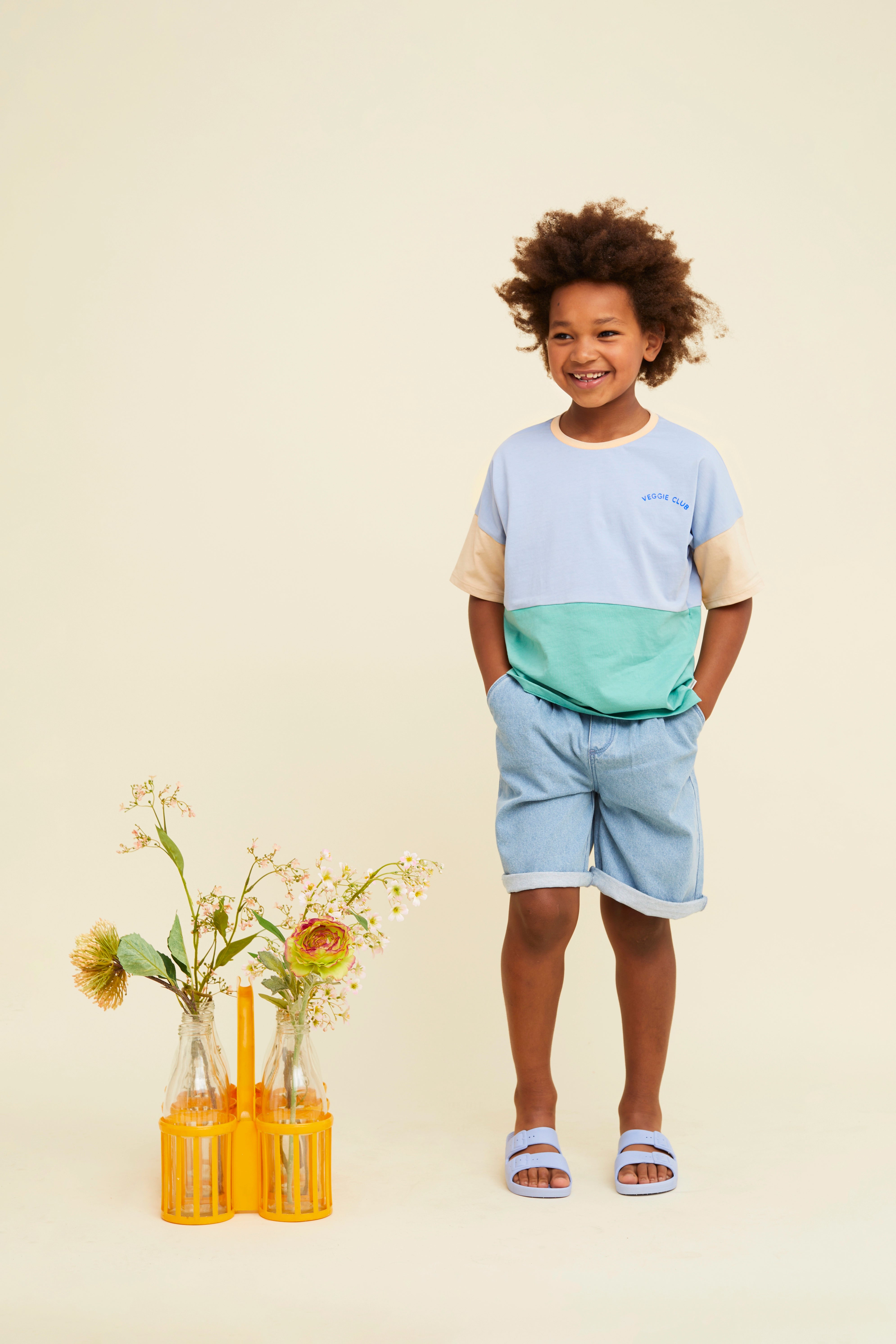Jongen met een Sproet & Sprout T-Shirt Colourblock aan