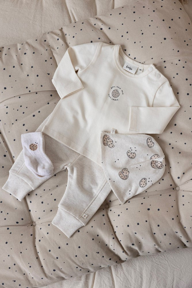 Feetje Sokken muts en pakje Cute Cookie Offwhite Melange gemaakt van 85% katoen 13% polyamide en 2% elastaan met een schattige koekjes print voor kinderen ideaal voor dagelijks gebruik
