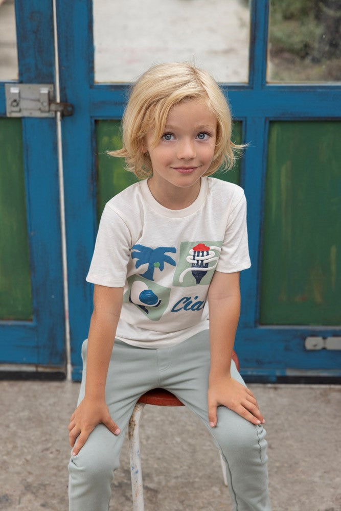 Jongen met Sturdy T-Shirt - The Good Life aan