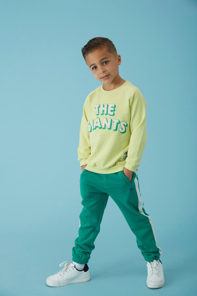 Jongen met een Sturdy Broek Groen- Explore More aan