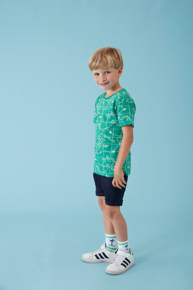 Jongen met Sturdy T-Shirt AOP - Explore More aan