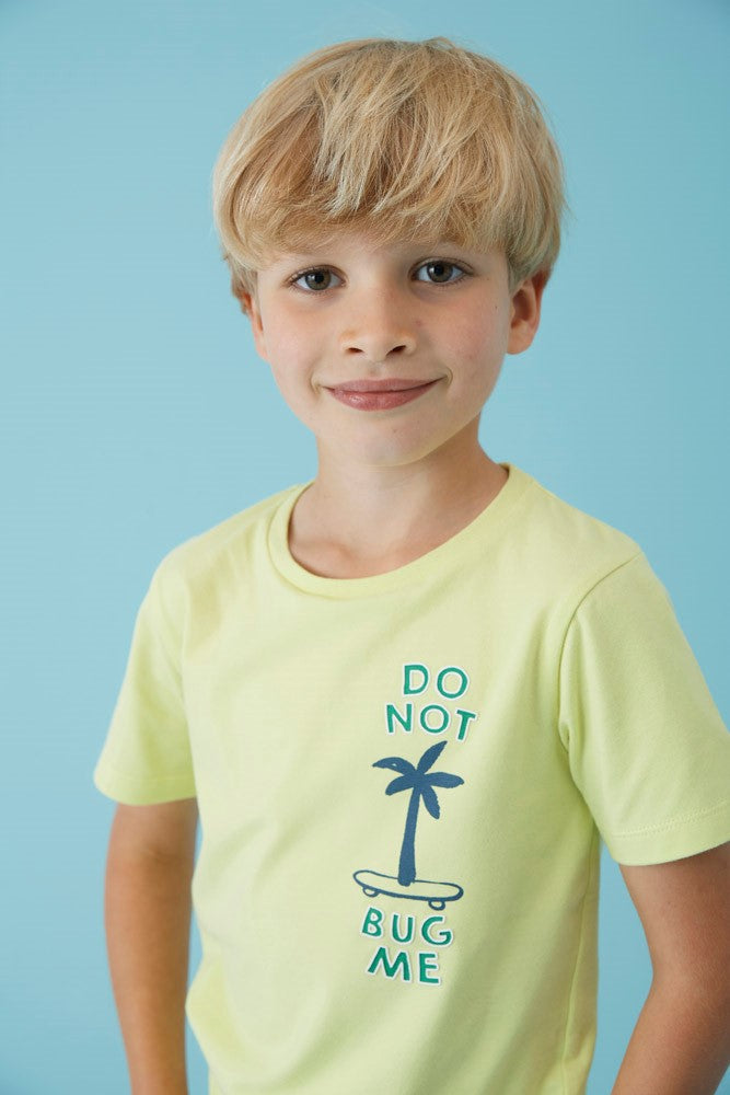 Jongen met een Sturdy T-Shirt - Explore More aan