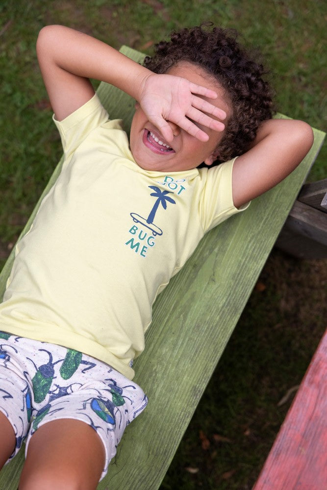 Jongen met Sturdy Short AOP Offwhite - Explore More aan