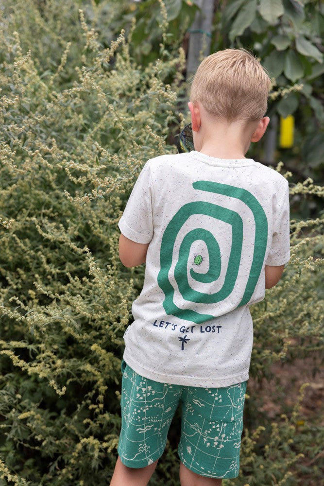 Jongen met Sturdy Short AOP Groen - Explore More