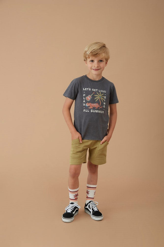 Jongen met een Sturdy Short - Happy Rio aan