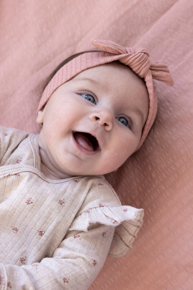 Feetje Ajour Rib - Morning Sun Foto Haarband Aan
