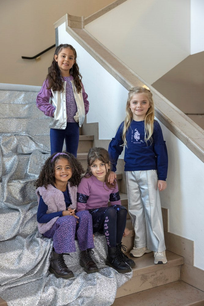 Close-up van de pailetten op de Jubel Pailetten Rok - Wild Soul in Indigo, met biologische katoenvoering, perfecte mix van glamour en comfortSfeerfoto Rok Aan