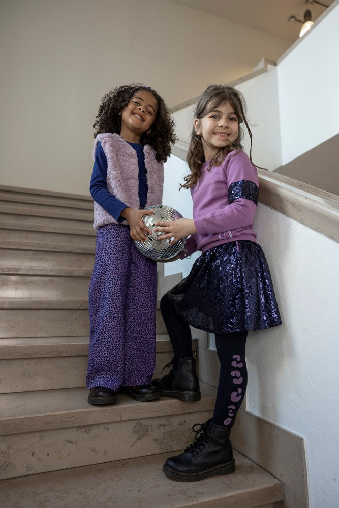 Close-up van de pailetten op de Jubel Pailetten Rok - Wild Soul in Indigo, met biologische katoenvoering, perfecte mix van glamour en comfortSfeerfoto Rok Aan