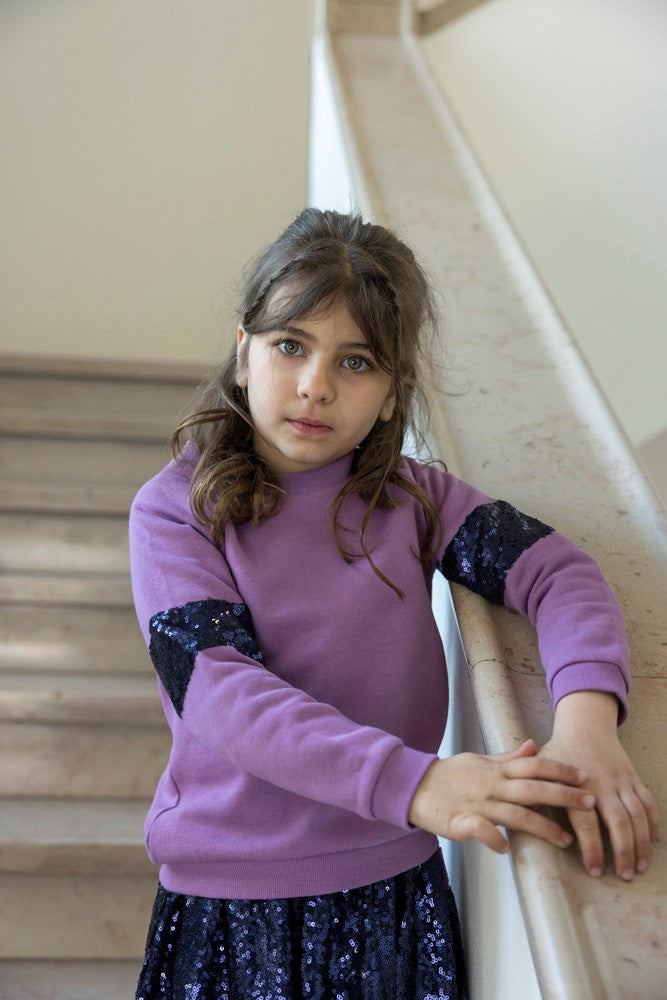 Jubel Sweater - Wild Soul in Violet, met sprankelende sequins van 100% polyester, onderdeel van de Wintercollectie 2025Sfeerfoto Sweater Aan
