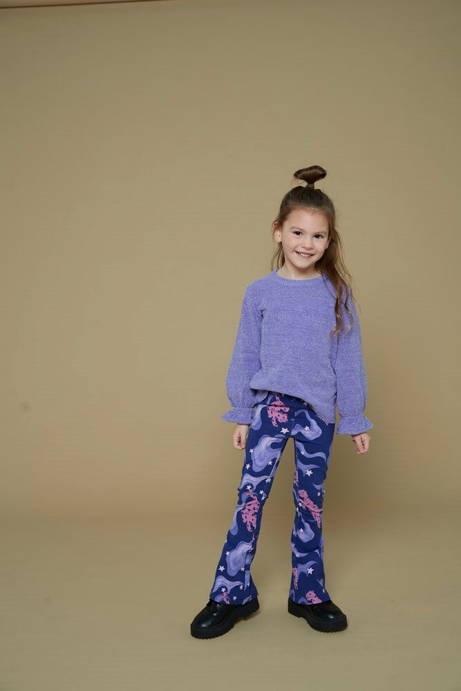 Jubel Sweater Gebreid - Wild Soul Sfeerfoto: "Kind draagt de Jubel Sweater Gebreid - Wild Soul in Lavendel, met een feestelijke uitstraling, ideaal voor een winterwandeling of een speciale gelegenheid."