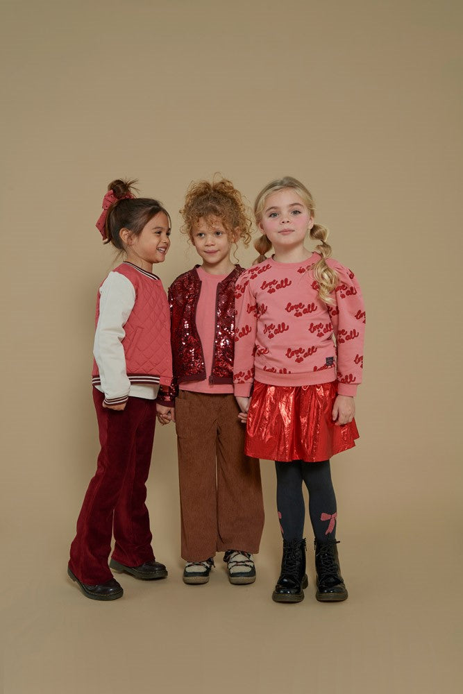 Jubel Rok - Queen Of Hearts Sfeerfoto: "Kind draagt de Jubel Rok - Queen Of Hearts in Rood, met een romantisch hartontwerp, ideaal voor een winterfeest of casual gelegenheid."