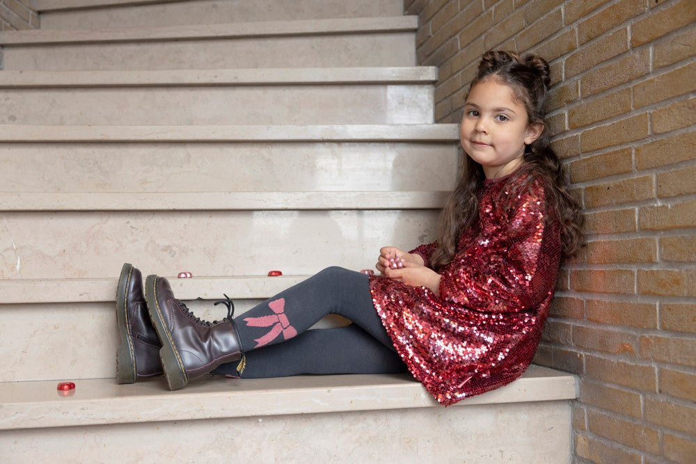 Jubel Pailetten Jurk - Queen Of Hearts Kind Poserend: "Kind poseert in de Jubel Pailetten Jurk - Queen Of Hearts in Bordeaux, met een feestelijke uitstraling en comfortabele pasvorm."