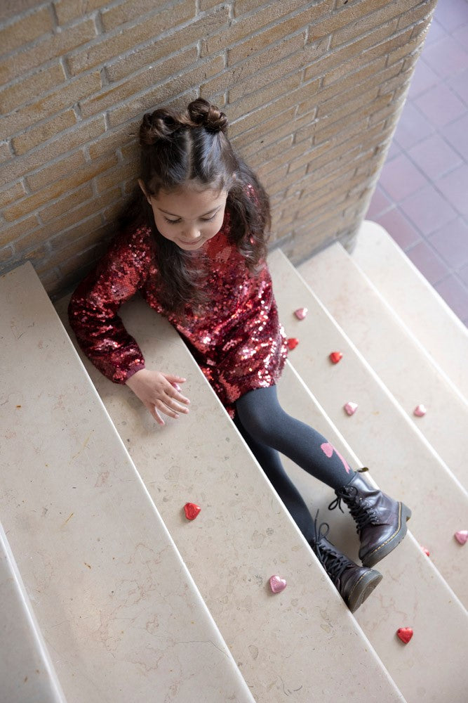 Jubel Maillot - Queen Of Hearts Sfeerfoto: "Kind draagt de Jubel Maillot - Queen Of Hearts in Antraciet, met een speels hartontwerp, perfect voor een winterwandeling of schooloutfit."