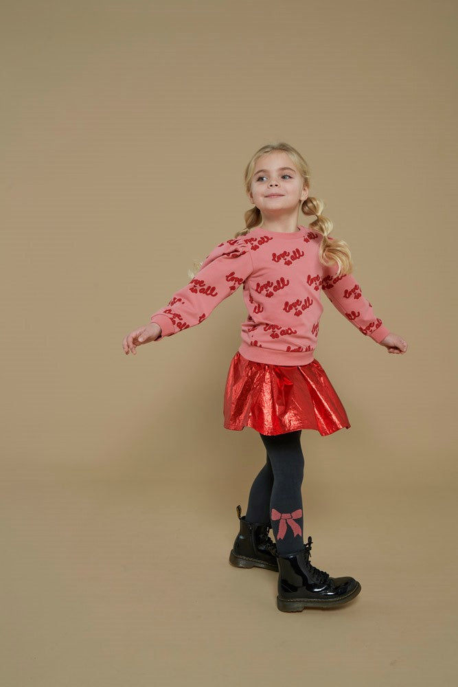 Jubel Rok - Queen Of Hearts Sfeerfoto: "Kind draagt de Jubel Rok - Queen Of Hearts in Rood, met een romantisch hartontwerp, ideaal voor een winterfeest of casual gelegenheid."