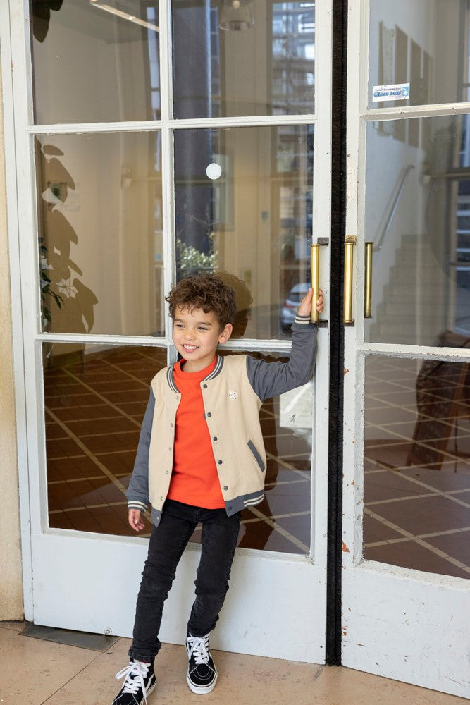 Sturdy Longsleeve - Couch Club Sfeerfoto Longsleeve Aan