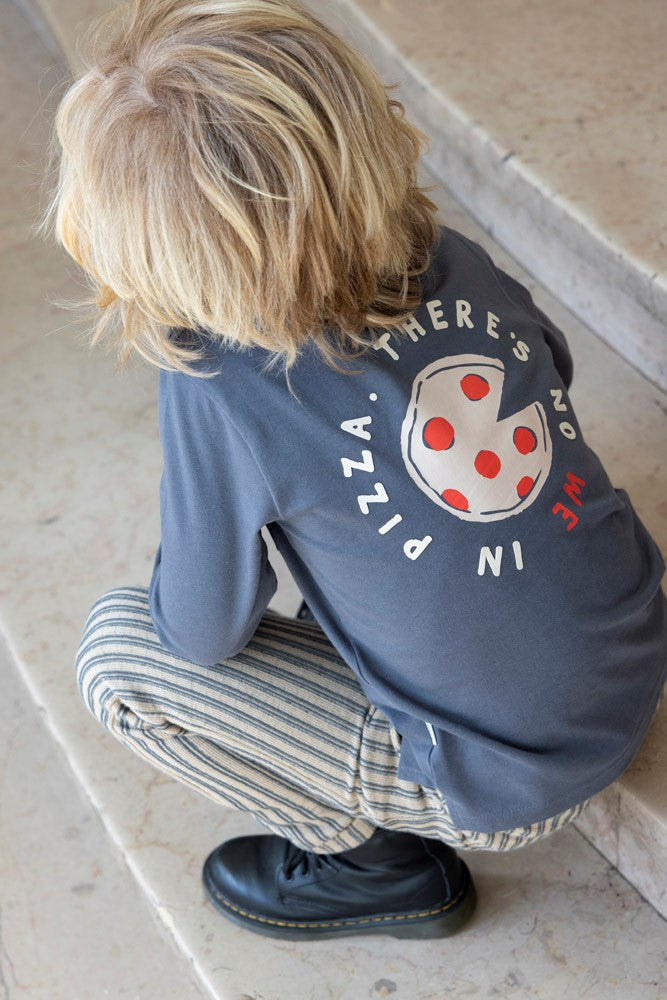 Sturdy Longsleeve - Couch Club Sfeerfoto Longsleeve Aan