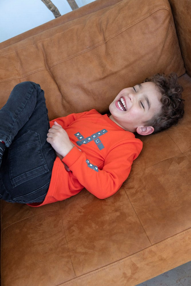 Sturdy Longsleeve - Couch Club Sfeerfoto Longsleeve Aan