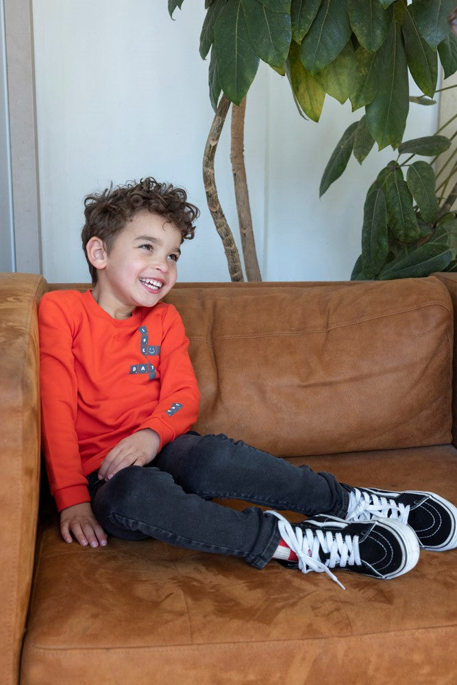 Sturdy Longsleeve - Couch Club Sfeerfoto Longsleeve Aan