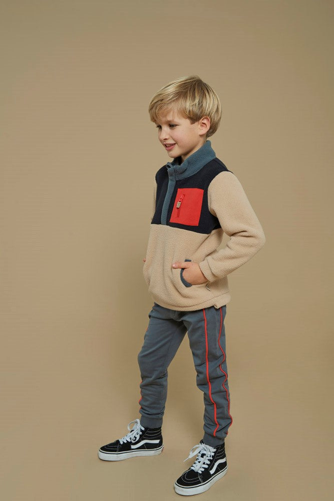Sturdy Sweater Fleece - Couch Club Sfeerfoto Sweater Aan