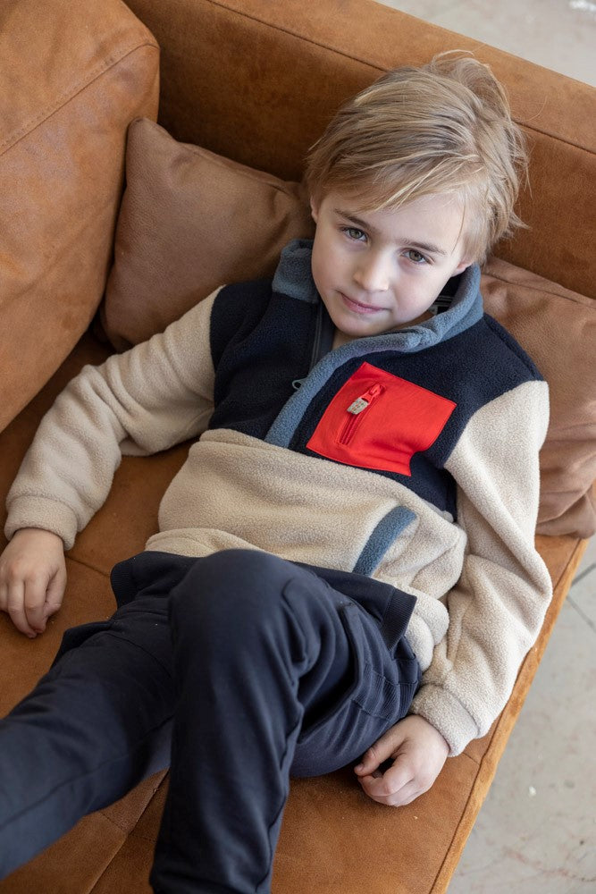 Sturdy Sweater Fleece - Couch Club Sfeerfoto Sweater Aan