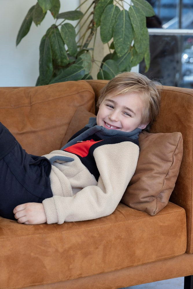 Sturdy Sweater Fleece - Couch Club Sfeerfoto Sweater Aan