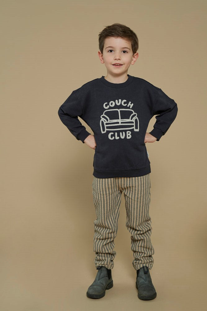 Sturdy Sweater - Couch Club Sfeerfoto Sweater Aan