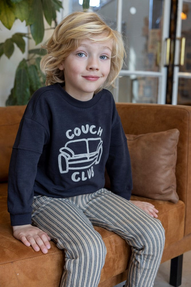 Sturdy Sweater - Couch Club Sfeerfoto Sweater Aan