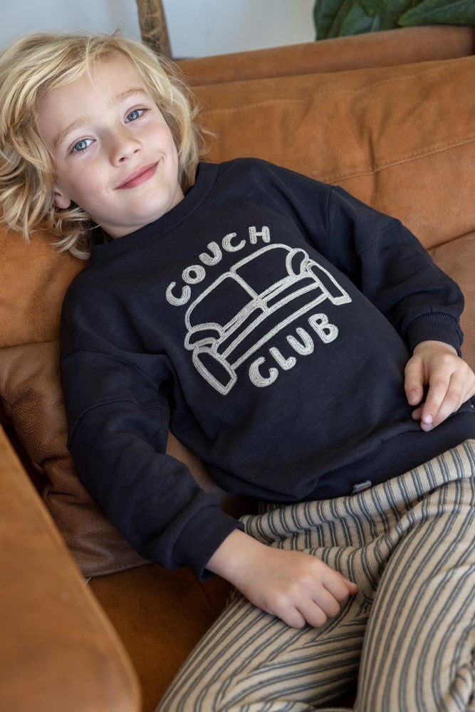 Sturdy Sweater - Couch Club Sfeerfoto Sweater Aan
