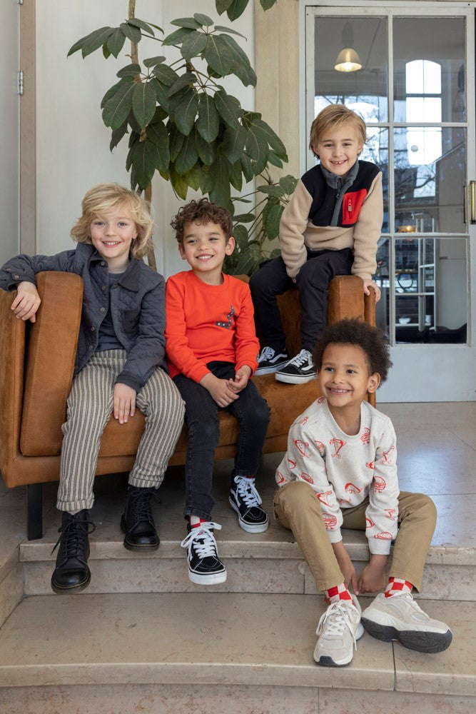 Sturdy Longsleeve - Couch Club Sfeerfoto Longsleeve Aan