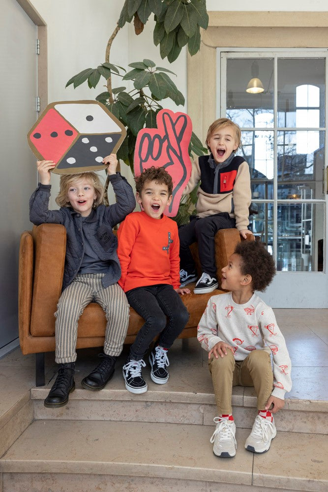 Sturdy Longsleeve - Couch Club Sfeerfoto Longsleeve Aan