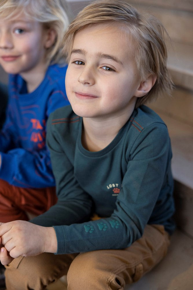 Sturdy Longsleeve - Chasing Trails Sfeerfoto Longsleeve Aan