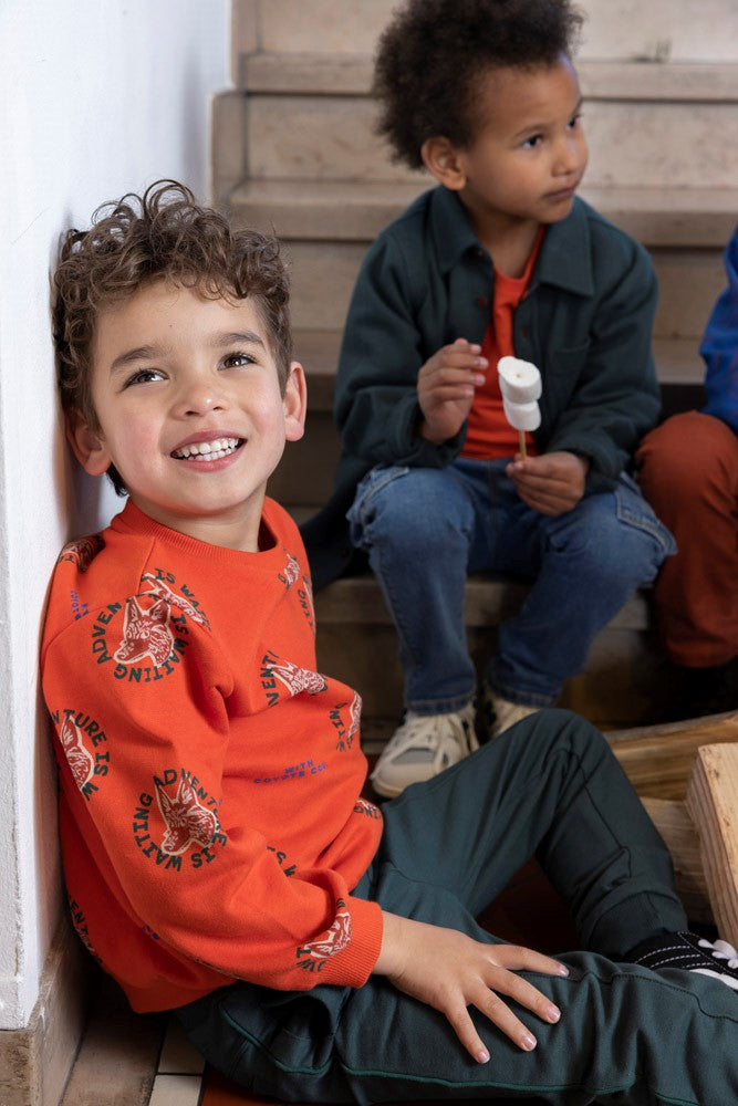 Sturdy Sweater AOP - Chasing Trails Sfeerfoto Sweater Aan