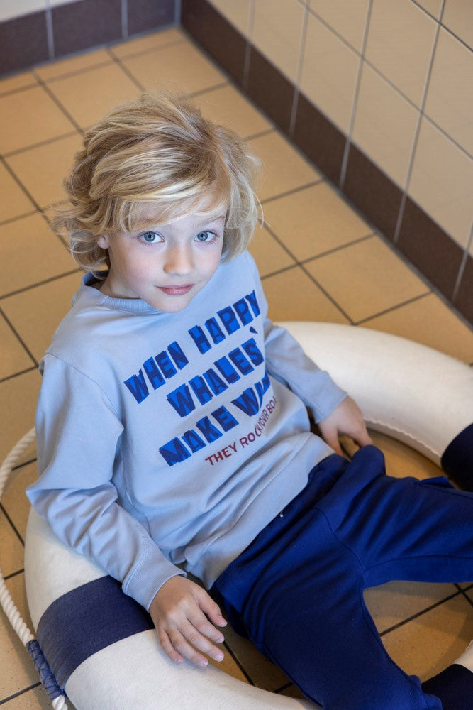 Sturdy Sweater - Waves And Whales Sfeerfoto Sweater Aan