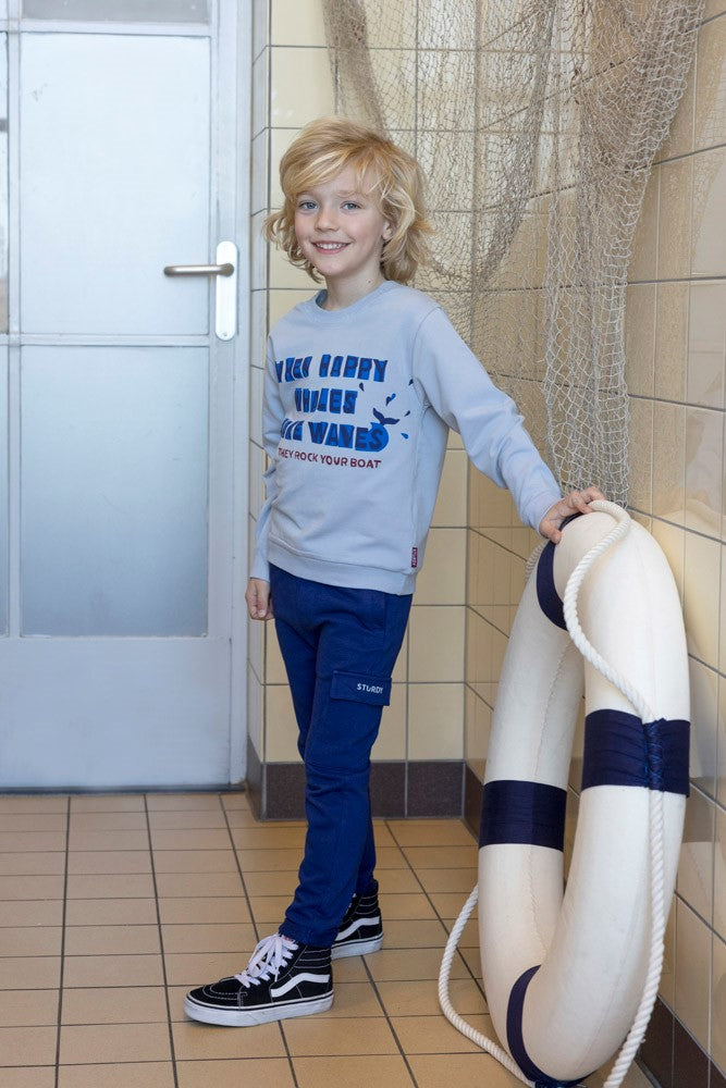 Sturdy Sweater - Waves And Whales Sfeerfoto Sweater Aan